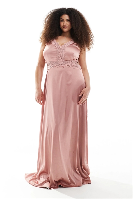 Атласное макси-платье для подружки невесты с кружевной отделкой в виде волнистой каймы артикул 142046786