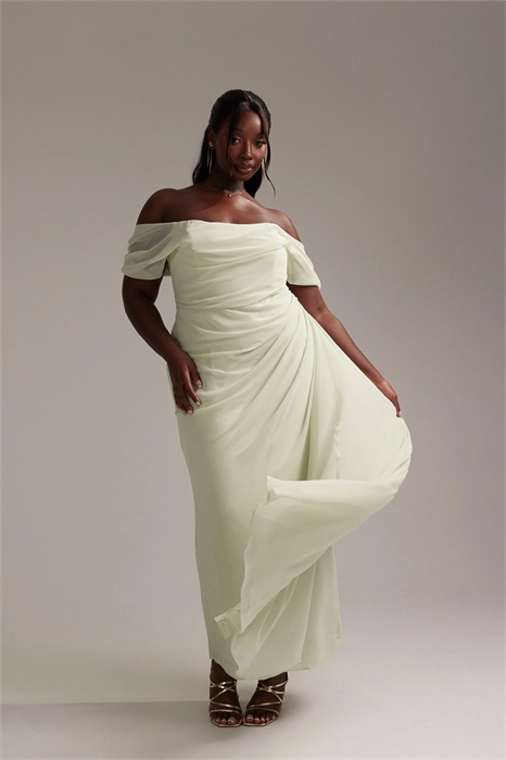 ASOS DESIGN Curve: платье для подружки невесты с драпировкой, открытыми плечами и длиной до середины икры артикул 139248747