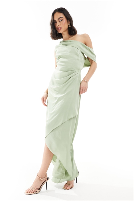 Атласное макси-платье для подружки невесты с открытыми плечами и юбкой-парео артикул 141188401