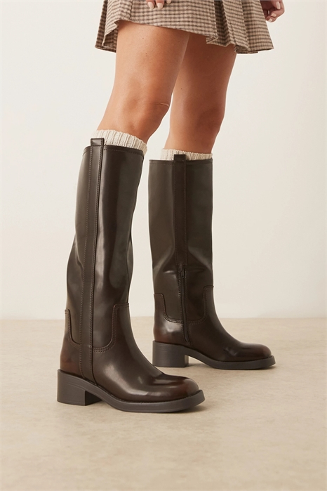 Конан надевает массивные ботинки артикул 147404185