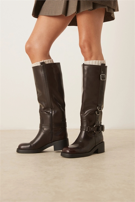 Коленные сапоги с ремнями на пряжках «Кобра» и серебристой фурнитурой артикул 147379557