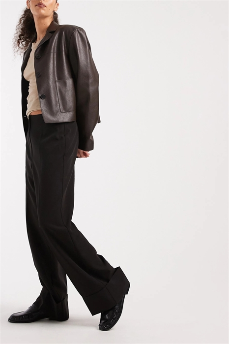 Брюки классического кроя с широкими брючинами и отворотом на подоле артикул 150936645