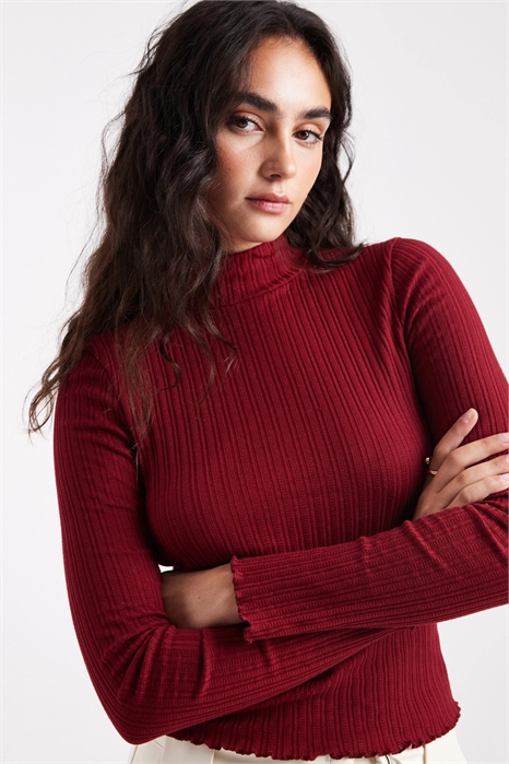 Топ с высоким воротником и ребристой отделкой артикул 149111357