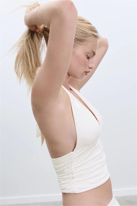 Топ с завязками на шее и сборками артикул 150497765