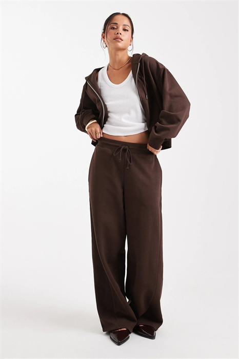 Джоггеры с широкими штанинами и отворотными манжетами, с акцентом на швах артикул 147082709