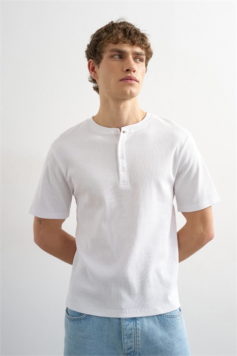 Футболка с воротником-хенли и ребристым краем классического кроя артикул 155639489