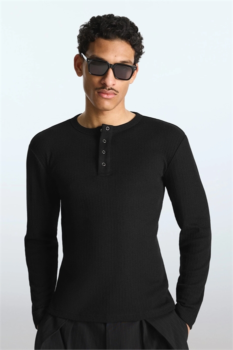 Футболка с длинными рукавами, облегающего кроя и воротником-хенли артикул 156486465