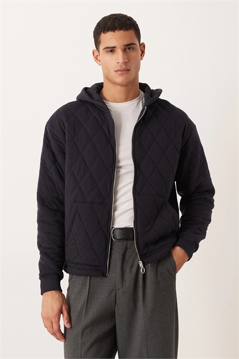Короткая куртка свободного кроя с стеганым узором и застежкой-молнией по всей длине артикул 150080774