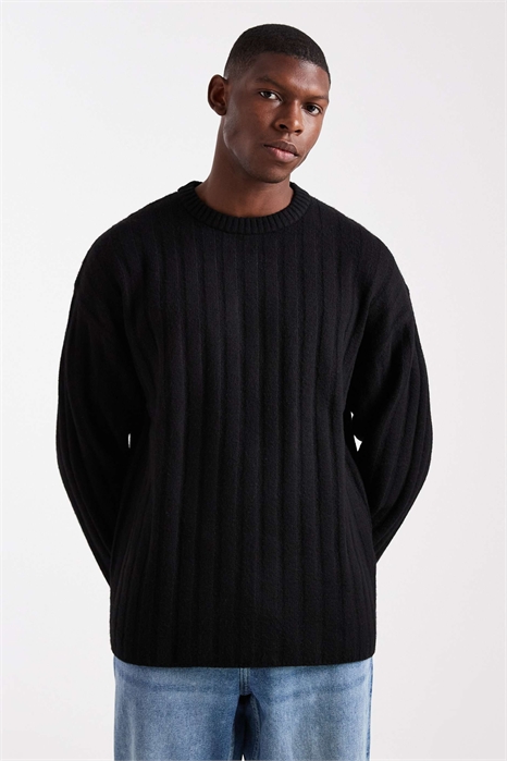 Свитер с крупной ребристой вязкой и свободным кроем артикул 148489104