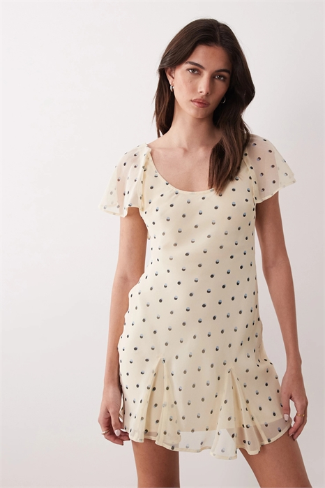 Мини-платье с косыми бретелями и рукавами с оборками артикул 154263866