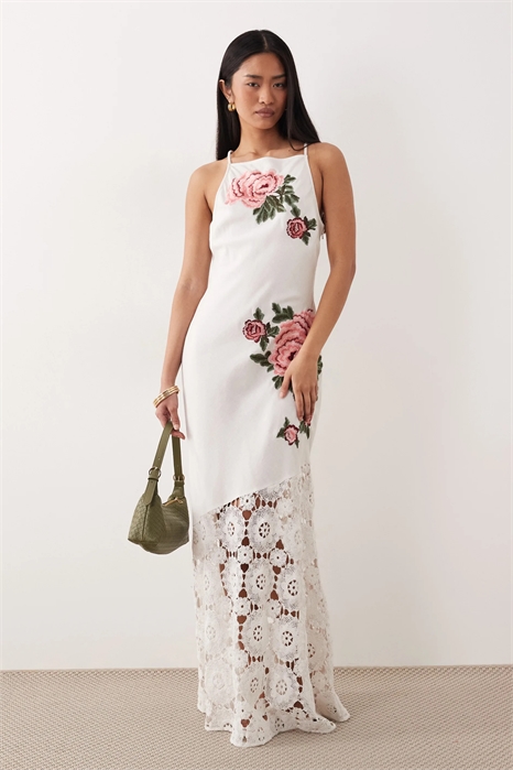 Макси-платье с воротником-лодочкой, вышивкой и вязаным крючком подолом артикул 151960406