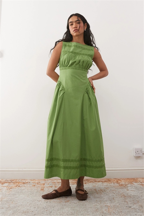 Летнее платье-миди с заниженной талией и кружевной отделкой артикул 152554672