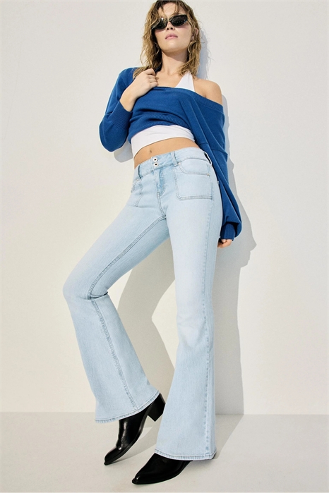 Джинсы с низкой посадкой и накладными карманами артикул 156440903