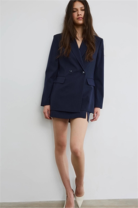 Приталенный блейзер в полоску артикул 156374090