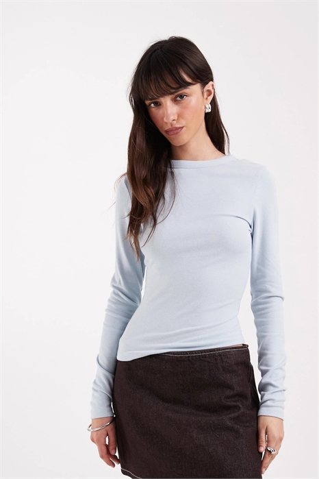 Мягкая укороченная футболка с длинными рукавами артикул 153839466