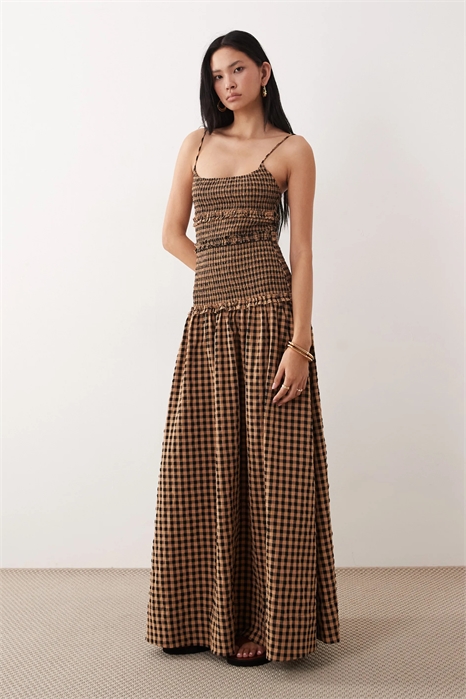 ASOS DESIGN Длинное макси-платье из гофрированной ткани с заниженной талией и сборками артикул 152800983