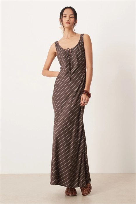 Платье средней длины с круглым вырезом и завязками спереди артикул 152190091