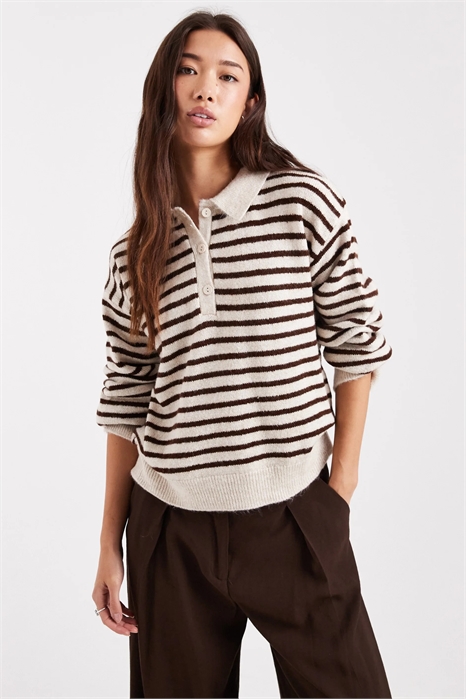 Вязаный пушистый свитер в стиле регби артикул 152190084