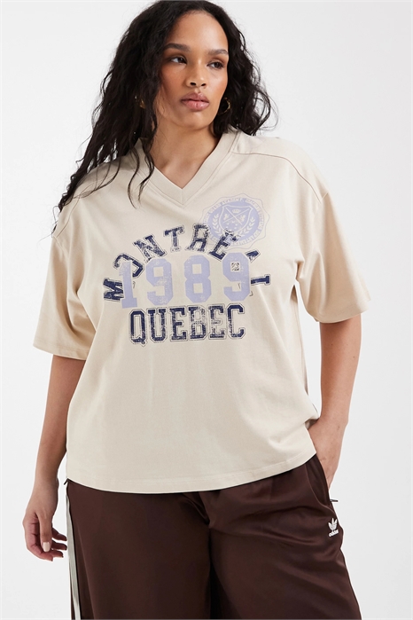 ASOS DESIGN: свободная футболка с V-образным вырезом и спортивным принтом «Монреаль» артикул 153982390