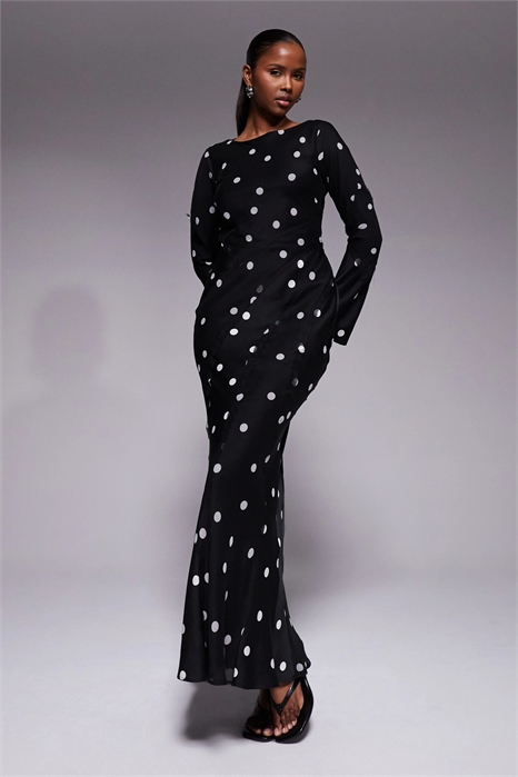 Макси-платье из атласа с V-образным вырезом и длинными рукавами, украшенное вставкой с необработанным краем артикул 153153832