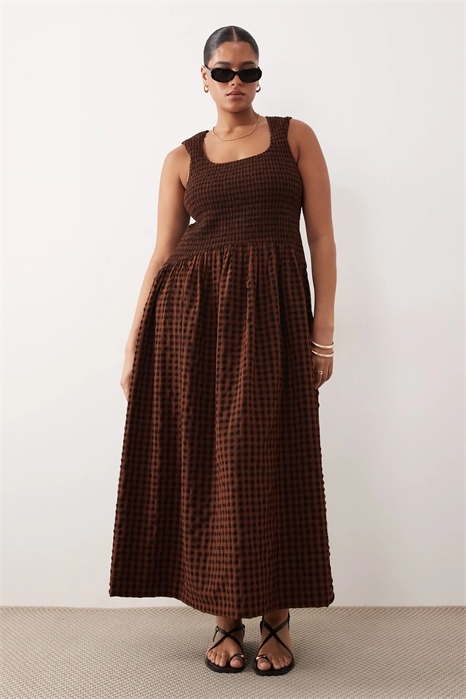 ASOS DESIGN: макси-сарафан для полных с гофрированной тканью, круглым вырезом и сборками на талии артикул 152800979