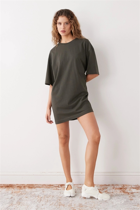Платье-футболка свободного кроя артикул 155696925