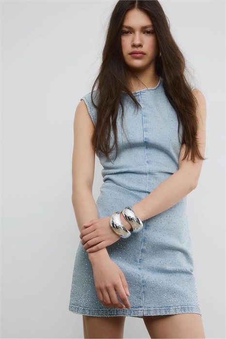 Короткое джинсовое платье со стразами артикул 156512173