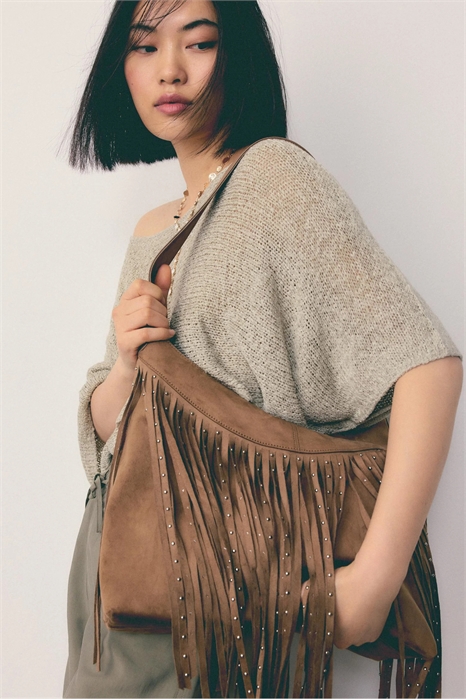 Сумка через плечо с мягкой текстурой и бахромой артикул 156373910