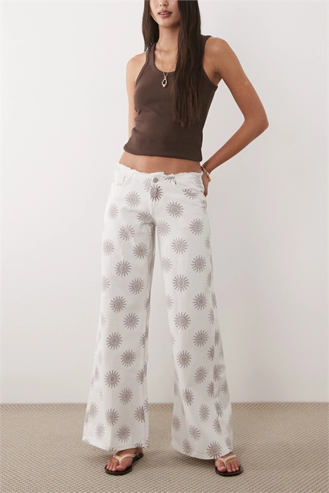 Подростковые джинсы прямого кроя с принтом в виде солнечных лучей артикул 155443218