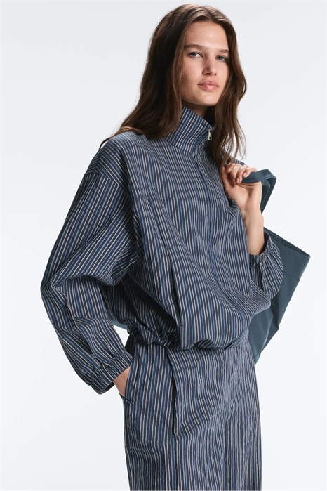 Бомбер с полосатым принтом артикул 156592841