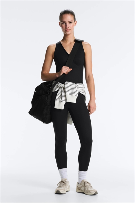 Длинный комбинезон без рукавов, идеально облегающий фигуру артикул 156591235