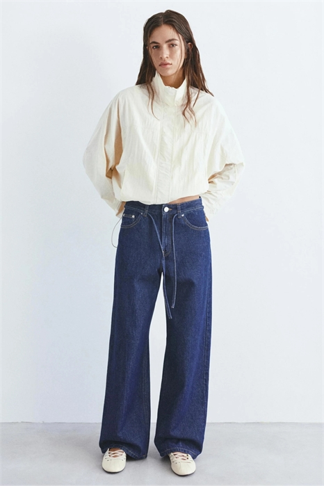 Джинсы свободного кроя с ремнем артикул 156521799