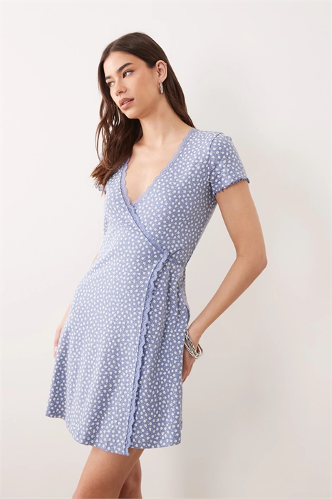 Платье-халат с принтом «дитси» и кружевной отделкой из ажурного трикотажа артикул 152831696