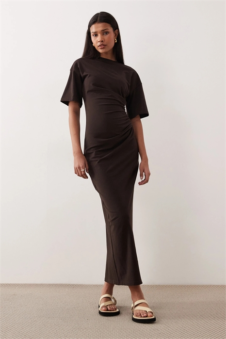 Платье-миди из футболки с боковыми сборками, шоколадного цвета артикул 152552039