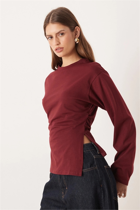 Футболка с зауженной талией, боковым разрезом и длинными рукавами артикул 150082410