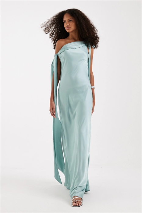 Атласное макси-платье с открытыми плечами для подружек невесты артикул 154078329