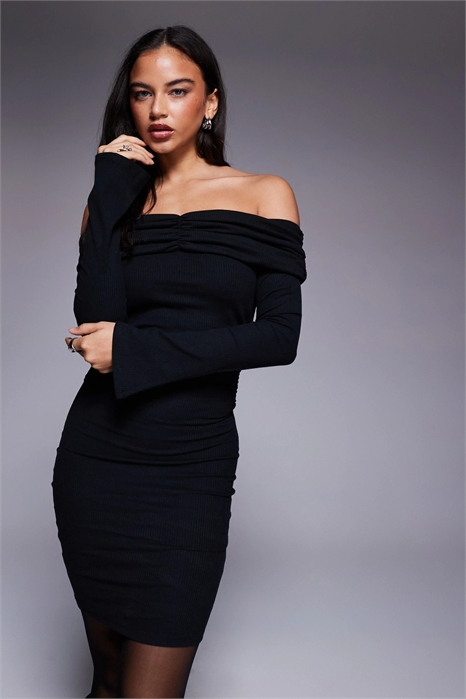 Мини-платье с ребристым рюшами и открытыми плечами артикул 150228592