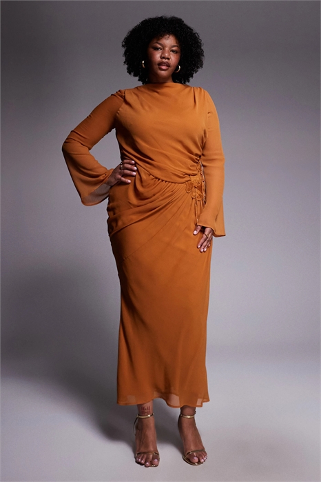 ASOS DESIGN: Макси-платье из шифона для полных с 3D-вышивкой в виде цветка на бедрах артикул 153054247