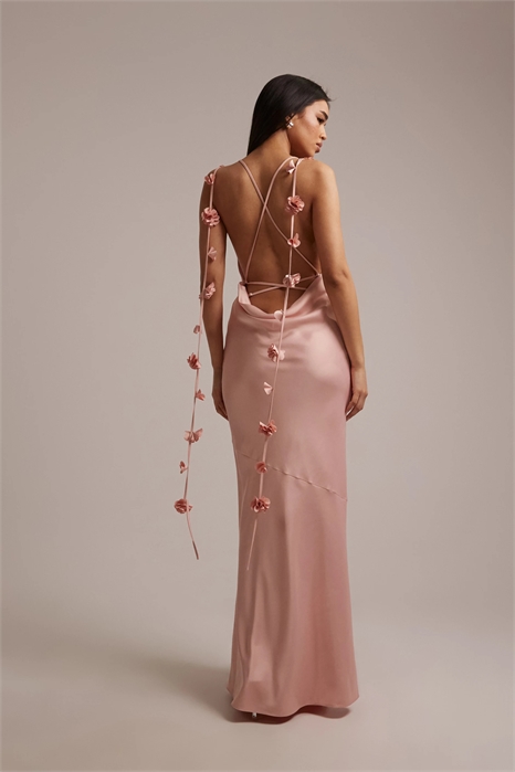 Макси-платье из атласа «Ария» с капюшоном, драпировкой, бантиком и перекрещивающейся спинкой артикул 154052907