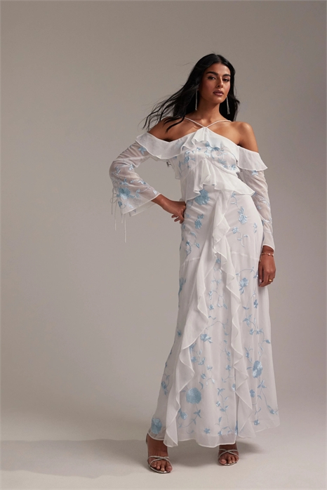 Макси-платье с рюшами и открытыми плечами для подружек невесты артикул 139675048