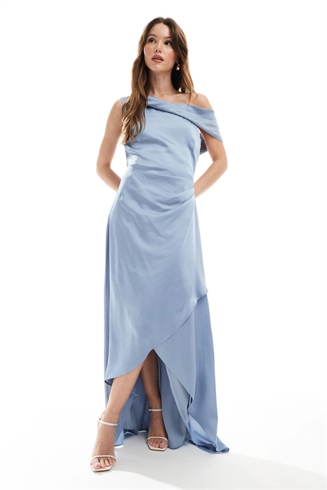 Атласное макси-платье для подружки невесты с открытыми плечами и юбкой-парео артикул 141188402