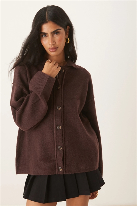 Кардиган с воротником-рубашкой и вязаным узором, с декоративными швами артикул 143768192