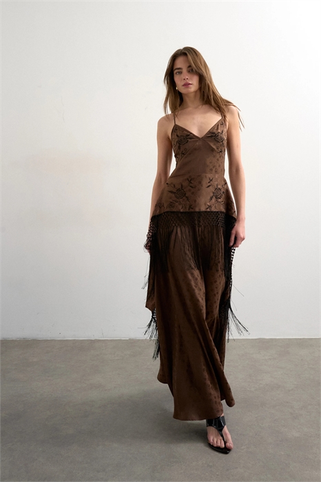 Атласное макси-платье на бретелях с жаккардовой вышивкой и бахромой артикул 153287162