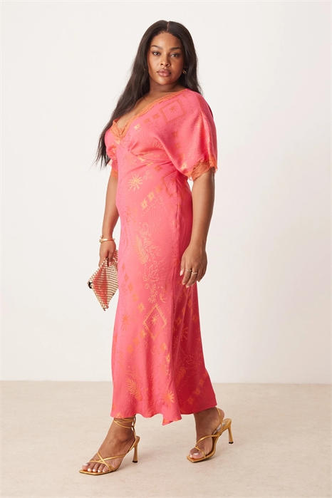 Платье средней длины с кружевной отделкой артикул 141827101