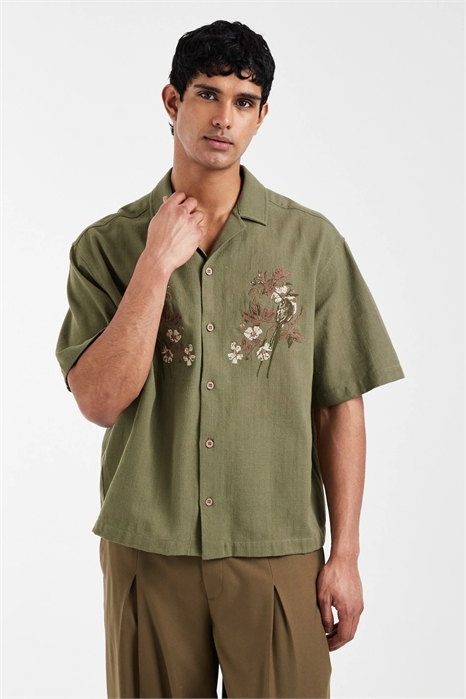 Рубашка свободного кроя прямого покроя с цветочной вышивкой на груди артикул 156027579