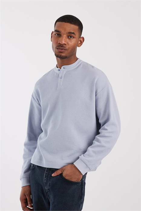 Прямая футболка свободного кроя с длинными рукавами и воротником-хенли артикул 156382850