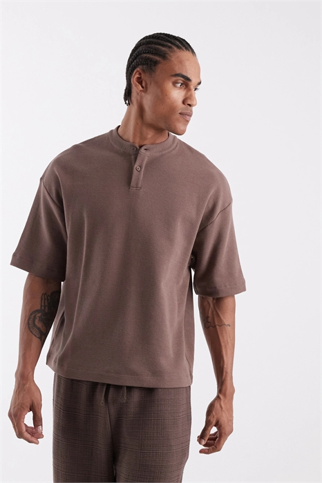 Объёмная футболка прямого кроя с воротником-хенли артикул 156283297