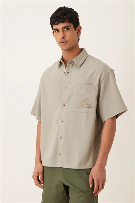 Рубашка свободного кроя с фактурной текстурой и вышивкой на груди артикул 150830401