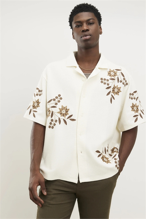 Белая рубашка с цветочным узором и текстурированной поверхностью, прямой крой артикул 156044371