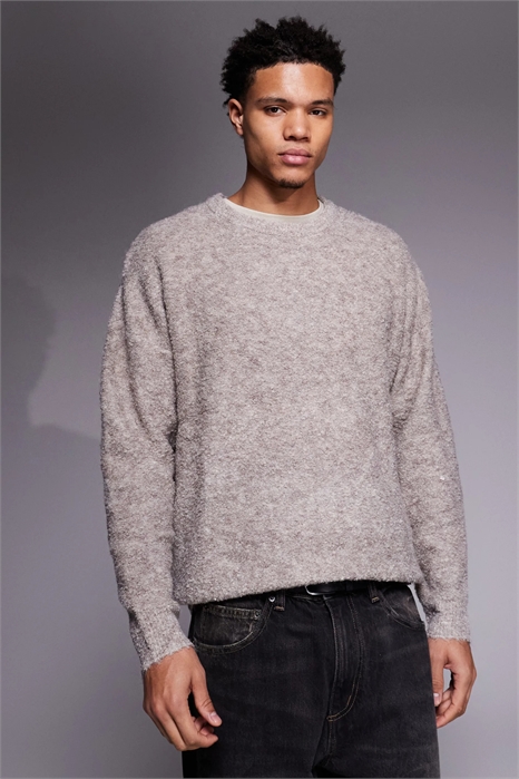 Свитер с круглым вырезом из объемного трикотажа с букле артикул 148999899